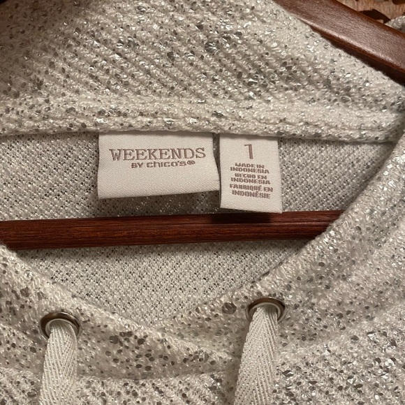 🚺 🆕 Weekends by Chico’s white/silver shimmer sweater top - Picture 3 of 9